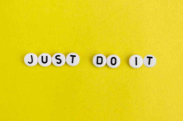 Напис Просто Зробіть Жовтому Тлі Поняття Мотивації Ідей Натхнення — стокове фото
