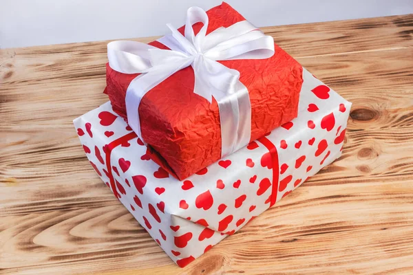 Coffrets Cadeaux Rouges Avec Des Arcs Blancs Sur Une Table — Photo