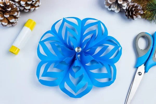 Renkli kâğıt ve kendi ellerinizle yapıştırıcıyla nasıl Noel kar tanesi yapılacağı. Diy konsepti. Adım adım kıvrak zeka. Adım 18. Kesin sonuç.