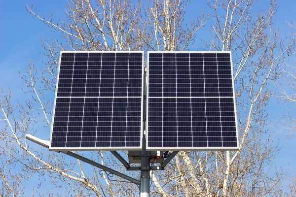 蓝天上的太阳能电池板 替代能源概念 — 图库照片