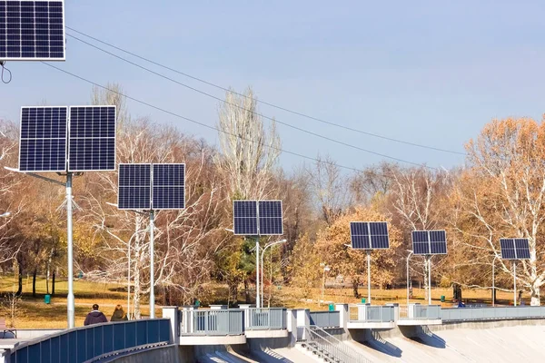Fotovoltaické Moduly Lampách Parku Podzim Koncept Levné Elektřiny Pomocí Solárních — Stock fotografie