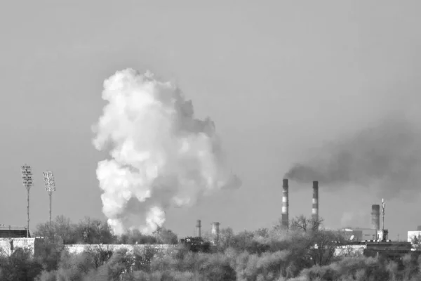 Industriella Rökutsläpp Från Fabriksskorstenar Zaporozhye Ukraina Begreppet Miljöskyddsproblem Luftföroreningar Foto — Stockfoto