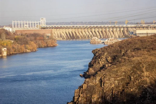 秋天阳光明媚的一天 俯瞰第聂伯河两岸的水电站 乌克兰Zaporozhye市 地方地标 — 图库照片