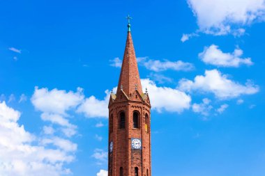 Polonya 'nın Vombzhenno şehrinde mavi gökyüzüne karşı Roma Katolik Kilisesi.