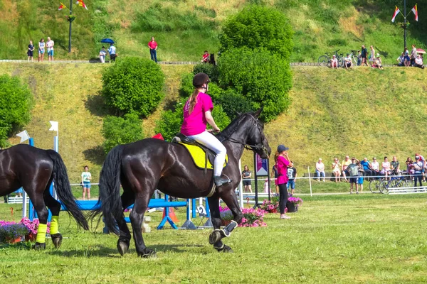 在马术锦标赛中 一位女骑师巧妙地控制着一匹黑马 奔向胜利 格鲁兹亚兹 2023年6月18日 — 图库照片