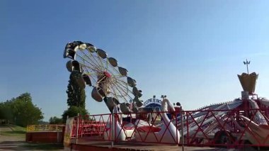Dönen lunapark gezisi hareketli, renkli ve enerjik atmosfer