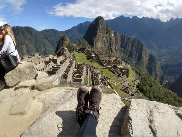 Maço Picchu, Peru 'nun kutsal vadisindeki harabelerdeki insanlar.