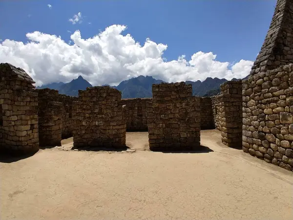 Maço Picchu, Peru 'daki İnka şehrinin kutsal duvarının kalıntıları.