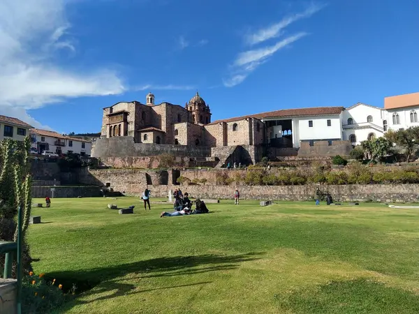 ペルーを背景に住宅や緑の木々が残る古代インカ遺跡を眺めましょう — ストック写真