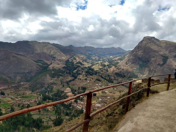 Cusco Peru 'daki dağların arasından geçen yol.