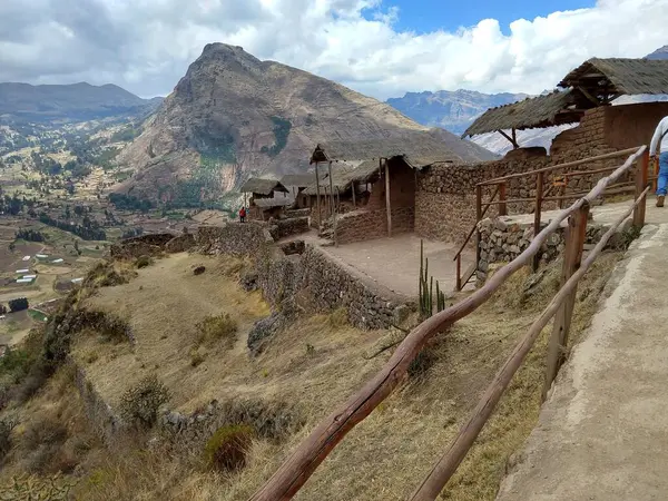 Peru Cusco eyaletinin dağlarındaki incaların kutsal duvarının antik şehir kalıntıları.
