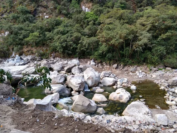 Peru 'nun Aguas Calientes şehrindeki kayalar ve dereler