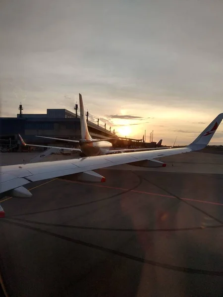 Самолет Аэропорту Утром — стоковое фото
