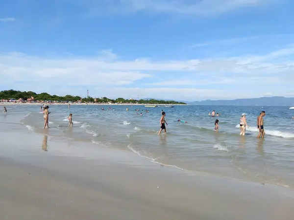Группа Туристов Стоит Пляже Солнечный Летний День Санта Катарине Бразил — стоковое фото