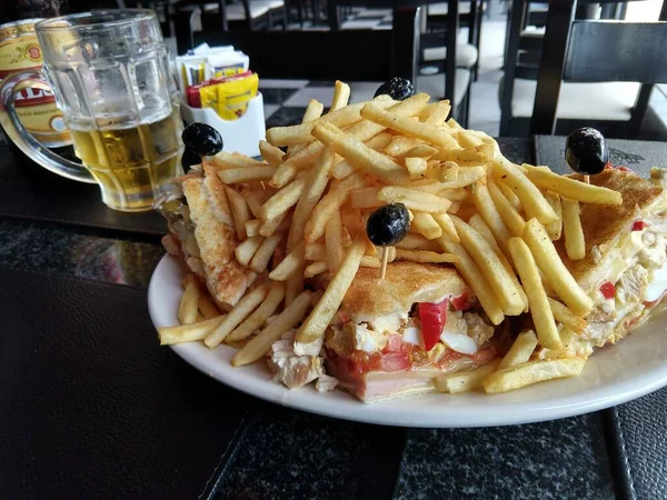 Chivito tabağında patates kızartması ve peynir tipik bir uruguay yemeği.
