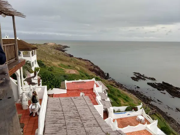 Uruguay 'ın Punta del este şehrindeki Casapueblo' da deniz manzarası çok güzel. 