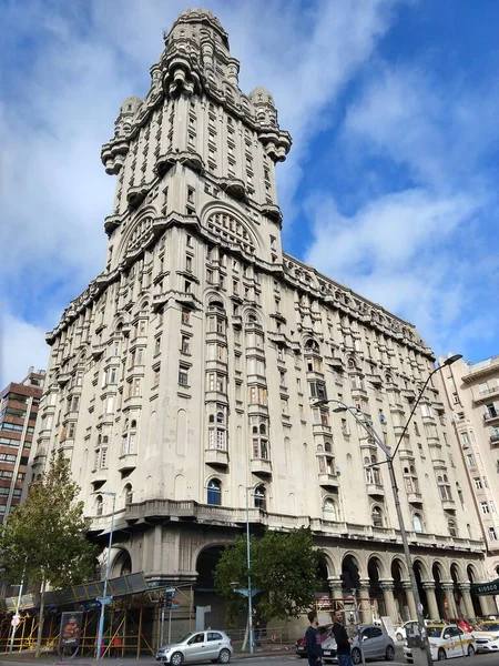 Uruguay, Montevideo şehrinin ön cephesi.