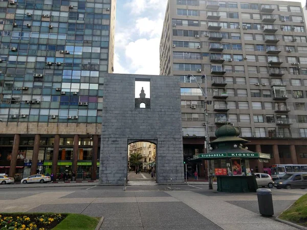 Uruguay 'daki Montevideo şehrindeki modern bina.