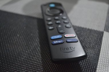 Amazon ateş çubuğu uzaktan kumandasının yakın görüntüsü