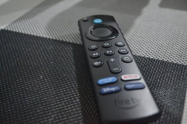 Amazon ateş çubuğu uzaktan kumandasının yakın görüntüsü
