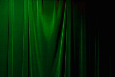 Yeşil arkaplanlı sahne perdesi.