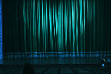 Perdesi olan boş mavi konser salonu