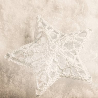 Kar Altındaki Güzel Yıldız: Kış ve Noel İnstagramı Filtreli Arkaplan