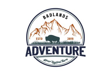 Vintage Retro American Badlands Ulusal Parkı Açık Hava Macerası Logo İllüstrasyonu