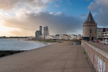 Büyük Vlissingen Bulvarı 'ndaki şehir manzarası, sağ taraftaki hapishane kulesi. Provinz Zeeland Hollanda 'da