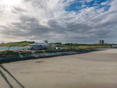 Vlissingen 'deki Nollehoofd barajında sahil restoranı olan bir hava manzarası. Provinz Zeeland Hollanda 'da