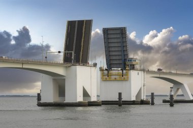 Zierikzee yakınlarındaki Zeeland Köprüsü 'nün nakliye kanalını açın. Hollanda 'da Zeeland Provinz' i