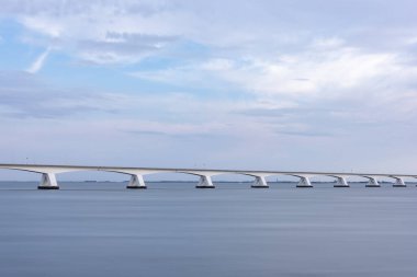 Zierikzee yakınlarındaki Oosterschelde nehrindeki Zeeland Köprüsü. Hollanda 'da Zeeland Provinz' i