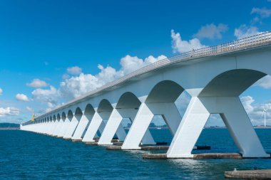 Coljinsplaat yakınlarındaki Oosterschelde nehrindeki Zeeland Köprüsü. Hollanda 'da Zeeland Provinz' i