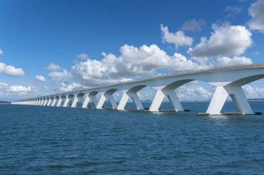 Coljinsplaat yakınlarındaki Oosterschelde nehrindeki Zeeland Köprüsü. Hollanda 'da Zeeland Provinz' i