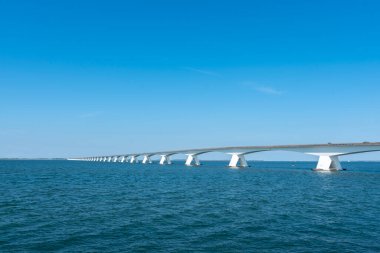 Coljinsplaat yakınlarındaki Oosterschelde nehrindeki Zeeland Köprüsü. Hollanda 'da Zeeland Provinz' i