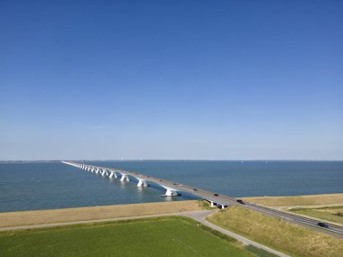 Coljinsplaat yakınlarındaki Oosterschelde nehrindeki Zeeland Köprüsü 'nün havadan görüntüsü. Hollanda 'da Zeeland Provinz' i