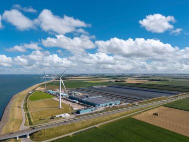 Coljinsplaat yakınlarındaki Zeeland Köprüsü 'nde balık çiftliği Kingfish ile hava manzarası. Hollanda 'da Zeeland Provinz' i