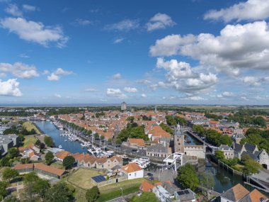 Zuidhavenpoort ve Noordhavenpoort ile şehrin havadan görünüşü, arka planda Zierikzee 'deki Sint Lievensmonstertoren. Provinz Zeeland Hollanda 'da