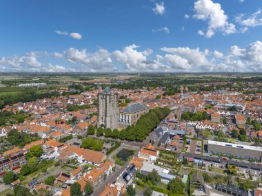 Şehre tepeden bakan hava manzarası ve Zierikzee 'deki Sint Lievensmonstertoren. Provinz Zeeland Hollanda 'da