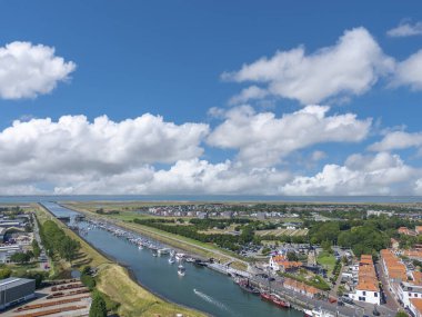 Hava görüntüsü, Batı Liman Dike ve Liman Kanalı üzerinden Kuzey Denizi kıyısına. Zierikzee, Hollanda 'daki Provinz Zeeland' de.