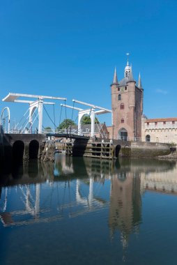Zierikzee 'deki Oude Haven' daki Zuidhavenpoort ile birleşin. Provinz Zeeland Hollanda 'da