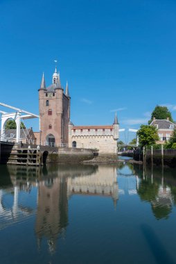 Zierikzee 'deki Oude Haven' daki Zuidhavenpoort ile birleşin. Provinz Zeeland Hollanda 'da