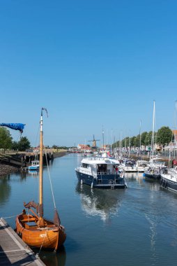 Nieuwe Limanı rıhtımındaki yatlar, arka planda Zierikzee 'deki yel değirmeni Den Haas. Provinz Zeeland Hollanda 'da
