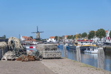 Nieuwe limanındaki balıkçı teknesi, arka planda Zierikzee 'deki yel değirmeni Den Haas. Provinz Zeeland Hollanda 'da