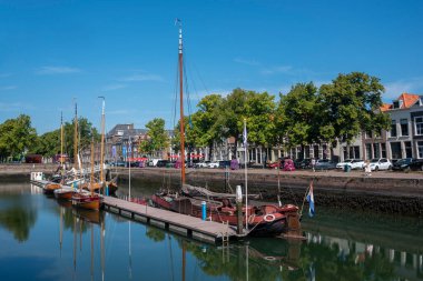 Zierikzee 'deki Old Harbour müzesindeki tarihi gemiler. Provinz Zeeland Hollanda 'da