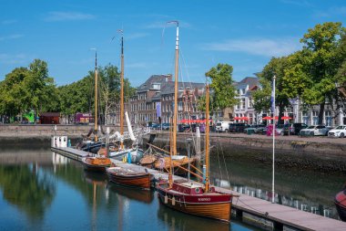 Zierikzee 'deki Old Harbour müzesindeki tarihi gemiler. Provinz Zeeland Hollanda 'da