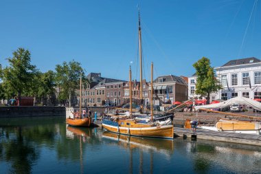 Zierikzee 'deki Old Harbour müzesindeki tarihi gemiler. Provinz Zeeland Hollanda 'da