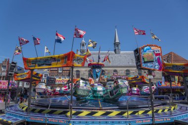 Zierikzee Havenplein 'deki tarihi Gasthuiskerk' in önünde. Provinz Zeeland Hollanda 'da