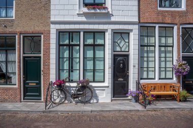 Poststraat 'taki tarihi mekanlar. Zierikzee, Hollanda 'daki Provinz Zeeland' de.