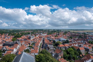 Şehir manzarası, Sint Lievensmonstertoren manzarası. Zierikzee, Hollanda 'daki Provinz Zeeland' de.